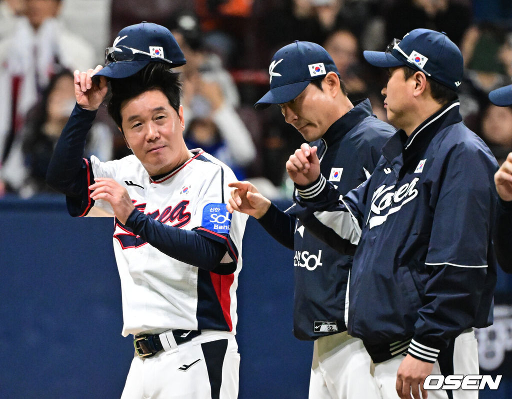 류지현 감독이 이끄는 한국 대표팀이 체코 대표팀과 평가전에서 승리했다. 한국 대표팀은 8일 서울 고척스카이돔에서 열린 ‘2025 NAVER K-BASEBALL SERIES’ 체코와 평가전에서 철벽 마운드를 앞세워 3-0으로 승리했다. 대표팀 영건 마운드는 탈삼진 17개를 잡아내며 3피안타 완봉승을 합작했다. 승리를 거둔 한국 류지현 감독이 관중을 향해 인사하고 있다. 2025.11.08 /cej@osen.co.kr