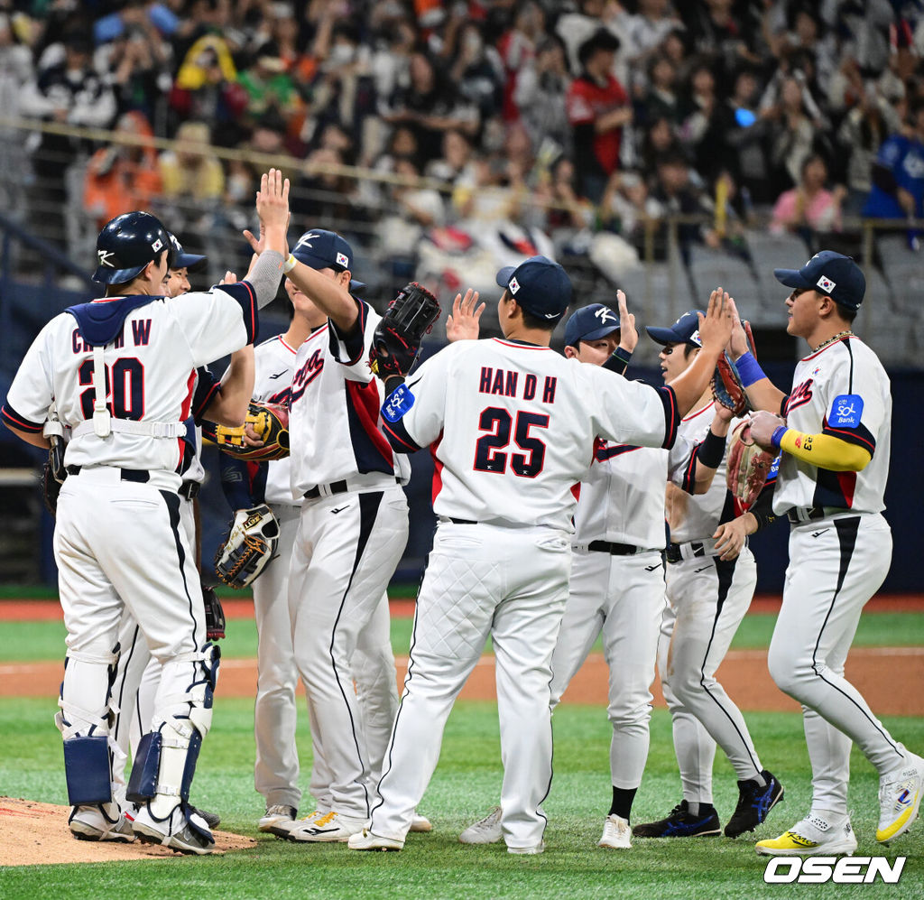 류지현 감독이 이끄는 한국 대표팀이 체코 대표팀과 평가전에서 승리했다. 한국 대표팀은 8일 서울 고척스카이돔에서 열린 ‘2025 NAVER K-BASEBALL SERIES’ 체코와 평가전에서 철벽 마운드를 앞세워 3-0으로 승리했다. 대표팀 영건 마운드는 탈삼진 17개를 잡아내며 3피안타 완봉승을 합작했다. 대한민국이 승리를 기뻐하고 있다. 2025.11.08 /cej@osen.co.kr