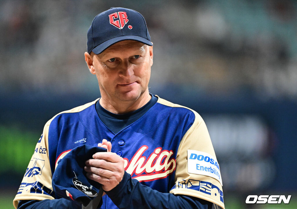 8일 서울 구로구 고척스카이돔에서 ‘2025 NAVER K-BASEBALL SERIES’ 대한민국 야구 대표팀과 체코 야구 대표팀의 경기가 열렸다.한국은 8일과 9일 2025 K-베이스볼 시리즈 체코 대표팀과의 2경기를 시작으로 15일과 16일 양일에 걸쳐 도쿄돔에서 일본 대표팀과 2경기를 치른다. 경기 전 체코 파벨 하딤 감독이 사전행사에서 박수를 보내고 있다. 2025.11.08 /cej@osen.co.kr