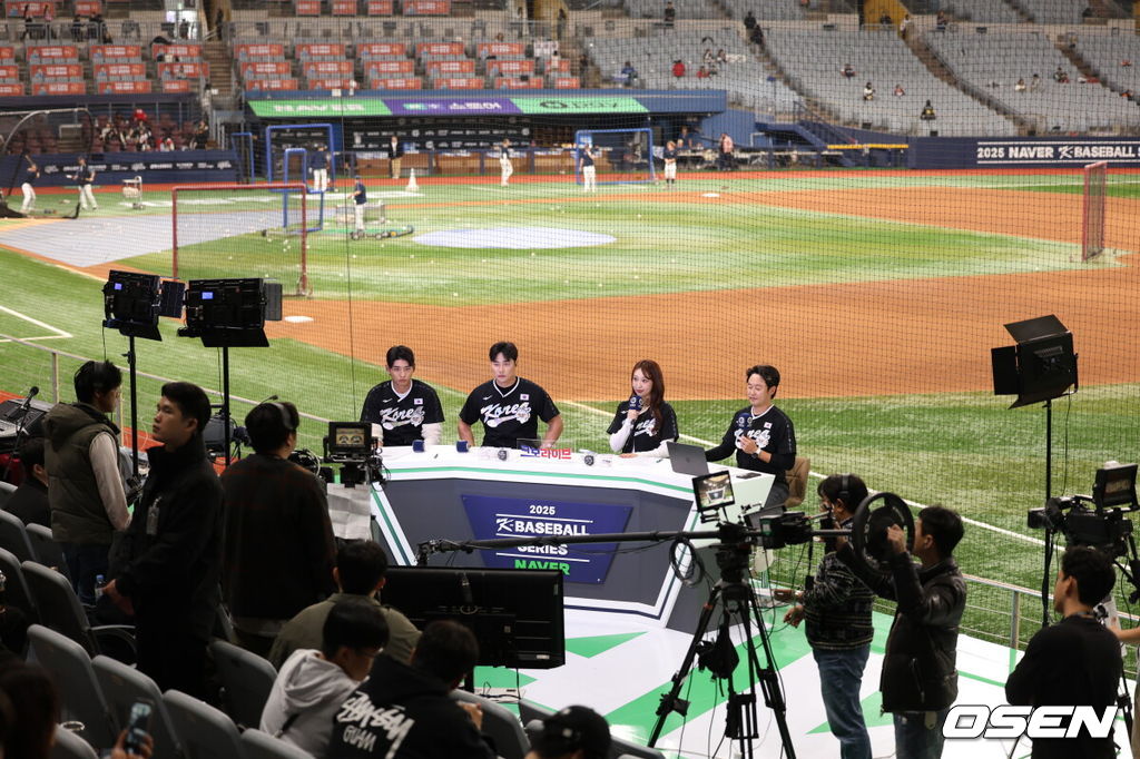 8일 서울 구로구 고척스카이돔에서 ‘2025 NAVER K-BASEBALL SERIES’ 대한민국 야구 대표팀과 체코 야구 대표팀의 경기가 열린다. 샌프란시스코 자이언츠 이정후, 애틀랜타 브레이브스에서 FA가 된 김하성이 KBO LIVE를 진행하고 있다. 2025.11.08 /cej@osen.co.kr