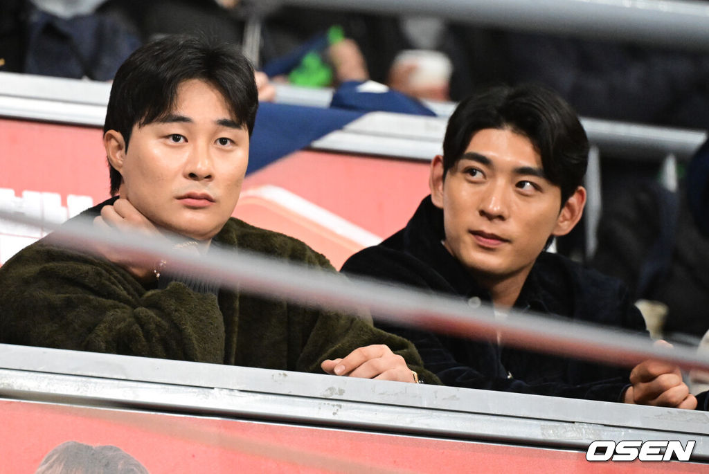 8일 서울 구로구 고척스카이돔에서 ‘2025 NAVER K-BASEBALL SERIES’ 대한민국 야구 대표팀과 체코 야구 대표팀의 경기가 열렸다. 애틀랜타 브레이브스에서 FA가 된 김하성, 샌프란시스코 자이언츠 이정후가 경기를 지켜보고 있다. 2025.11.08 /cej@osen.co.kr