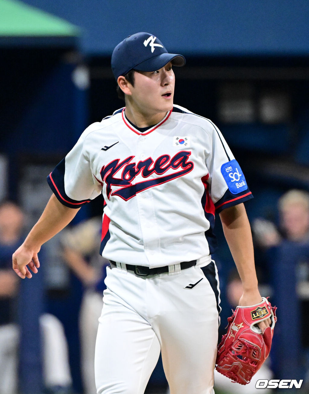 8일 서울 구로구 고척스카이돔에서 ‘2025 NAVER K-BASEBALL SERIES’ 대한민국 야구 대표팀과 체코 야구 대표팀의 경기가 열렸다.한국은 8일과 9일 2025 K-베이스볼 시리즈 체코 대표팀과의 2경기를 시작으로 15일과 16일 양일에 걸쳐 도쿄돔에서 일본 대표팀과 2경기를 치른다. 8회초 이닝을 마친 한국 김택연이 더그아웃으로 향하고 있다. 2025.11.08 /cej@osen.co.kr