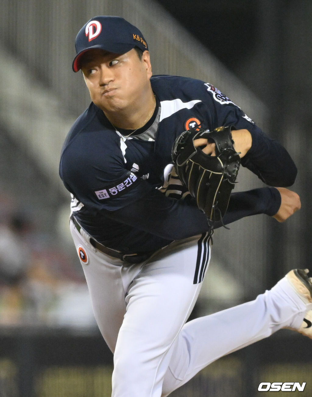5일 오후 서울 잠실구장에서 ‘2025 신한 SOL Bank KBO리그’ LG 트윈스와 두산 베어스의 경기가 열렸다.LG는 손주영, 두산은 최승용을 선발로 내세웠다.7회말 두산 이영하가 역투하고 있다. 2025.08.05 /cej@osen.co.kr