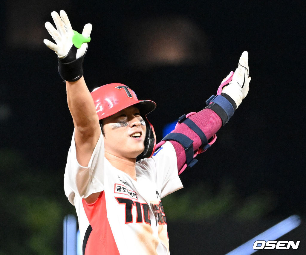 8회말 무사 1,3루에서 KIA 박찬호가 우중간 2타점 적시 3루타를 치고 환호하고 있다. 2025.09.10 /sunday@osen.co.kr