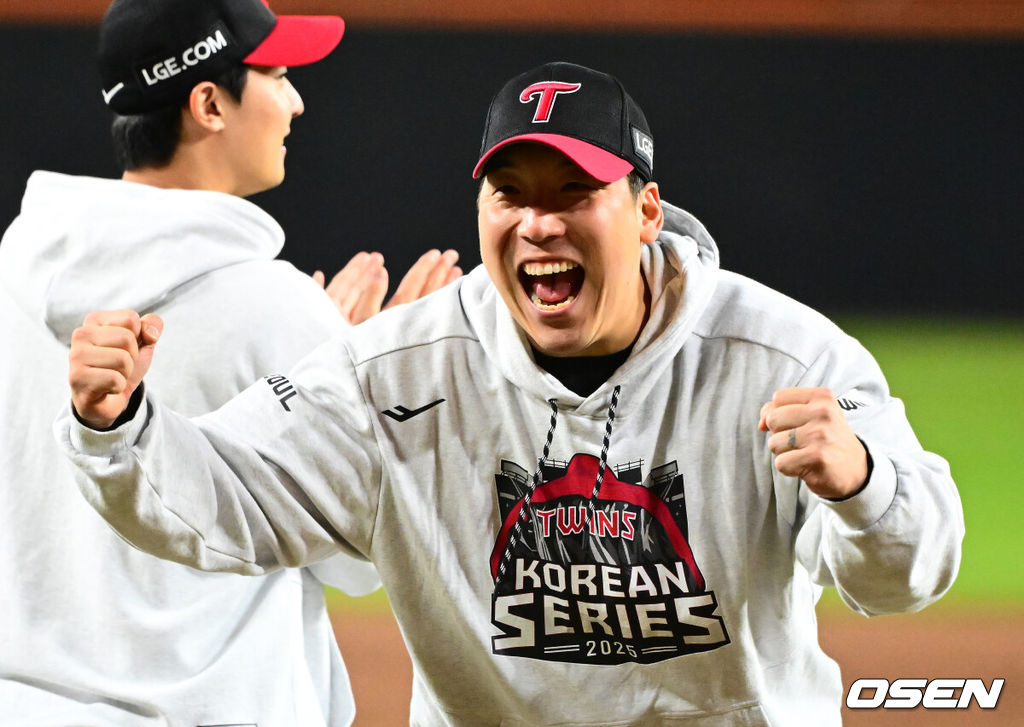 프로야구 LG 트윈스가 9회에만 6점을 올리는 극적인 역전승을 거뒀다. LG는 30일 대전 한화생명볼파크에서 열린 2025 신한 SOL뱅크 KBO 한국시리즈 4차전 한화 이글스와의 경기에서 7-4로 승리했다. 이날 승리로 LG는 시리즈 전적 3승 1패를 선점했다. 한국시리즈 우승까지는 단 1승 남았다. 경기를 마치고 LG 김현수가 포효하고 있다. 2025.10.30 /jpnews@osen.co.kr