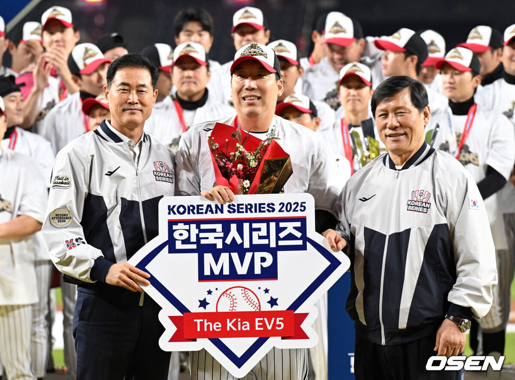 프로야구 LG 트윈스는 31일 대전 한화생명볼파크에서 열린 2025 신한 SOL뱅크 KBO 한국시리즈(7전 4선승제) 한화 이글스와의 5차전에서 4-1로 승리했다. 정규시즌 1위 LG는 시리즈 전적 4승 1패로 통합우승 금자탑을 쌓았다. LG의 통합우승은 1990년, 1994년, 2023년에 이은 통산 4번째로, 염경엽 감독은 2023년 부임 후 3년 사이 팀을 두 차례나 정상에 올려놓는 위대한 업적을 달성했다. MVP를 수상한 LG 김현수가 기념촬영을 하고 있다. 2025.10.31 /sunday@osen.co.kr