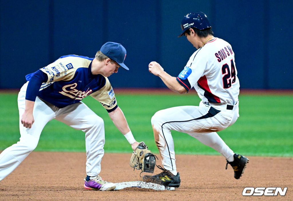 8일 서울 구로구 고척스카이돔에서 ‘2025 NAVER K-BASEBALL SERIES’ 대한민국 야구 대표팀과 체코 야구 대표팀의 경기가 열렸다.한국은 8일과 9일 2025 K-베이스볼 시리즈 체코 대표팀과의 2경기를 시작으로 15일과 16일 양일에 걸쳐 도쿄돔에서 일본 대표팀과 2경기를 치른다. 1회말 1사 1루 한국 송성문이 2루 도루에 성공하고 있다. 2025.11.08 /cej@osen.co.kr