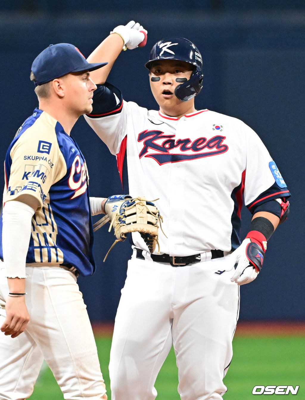 8일 서울 구로구 고척스카이돔에서 ‘2025 NAVER K-BASEBALL SERIES’ 대한민국 야구 대표팀과 체코 야구 대표팀의 경기가 열렸다.한국은 8일과 9일 2025 K-베이스볼 시리즈 체코 대표팀과의 2경기를 시작으로 15일과 16일 양일에 걸쳐 도쿄돔에서 일본 대표팀과 2경기를 치른다. 2회말 한국 선두타자 한동희가 2루타를 날린 뒤 세리머니를 하고 있다. 2025.11.08 /cej@osen.co.kr