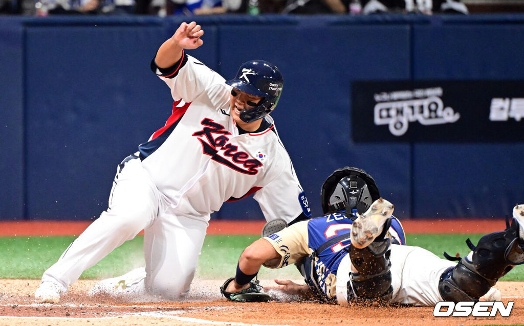 8일 서울 구로구 고척스카이돔에서 ‘2025 NAVER K-BASEBALL SERIES’ 대한민국 야구 대표팀과 체코 야구 대표팀의 경기가 열렸다.한국은 8일과 9일 2025 K-베이스볼 시리즈 체코 대표팀과의 2경기를 시작으로 15일과 16일 양일에 걸쳐 도쿄돔에서 일본 대표팀과 2경기를 치른다. 2회말 1사 3루 한국 한동희가 최재훈 희생타에 득점을 올리고 있다. 2025.11.08 /cej@osen.co.kr