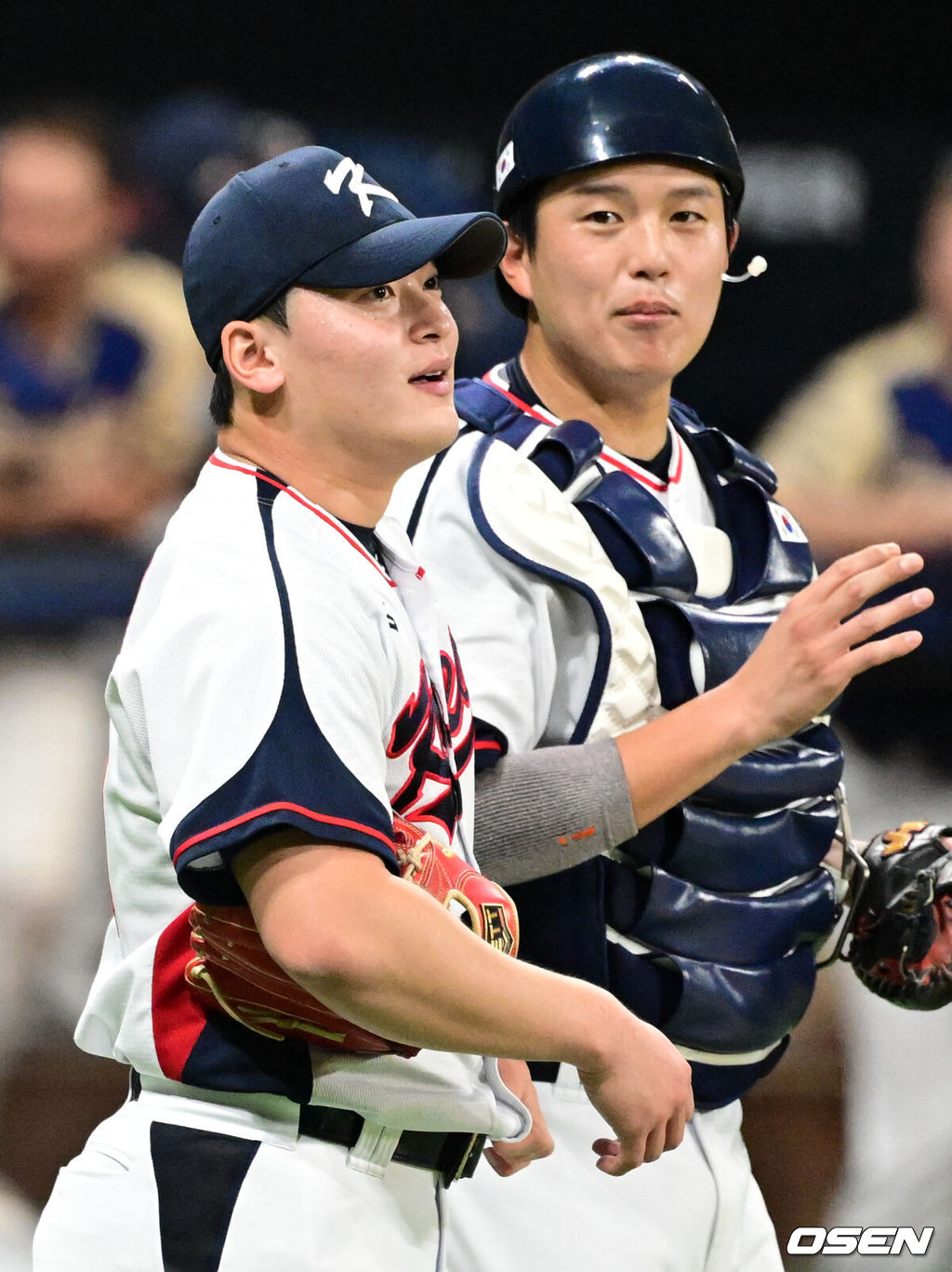 류지현 감독이 이끄는 한국 대표팀이 체코 대표팀과 평가전에서 승리했다. 한국 대표팀은 8일 서울 고척스카이돔에서 열린 ‘2025 NAVER K-BASEBALL SERIES’ 체코와 평가전에서 철벽 마운드를 앞세워 3-0으로 승리했다. 대표팀 영건 마운드는 탈삼진 17개를 잡아내며 3피안타 완봉승을 합작했다. 한국 조병현, 조형우가 승리를 기뻐하고 있다. 2025.11.08 /cej@osen.co.kr