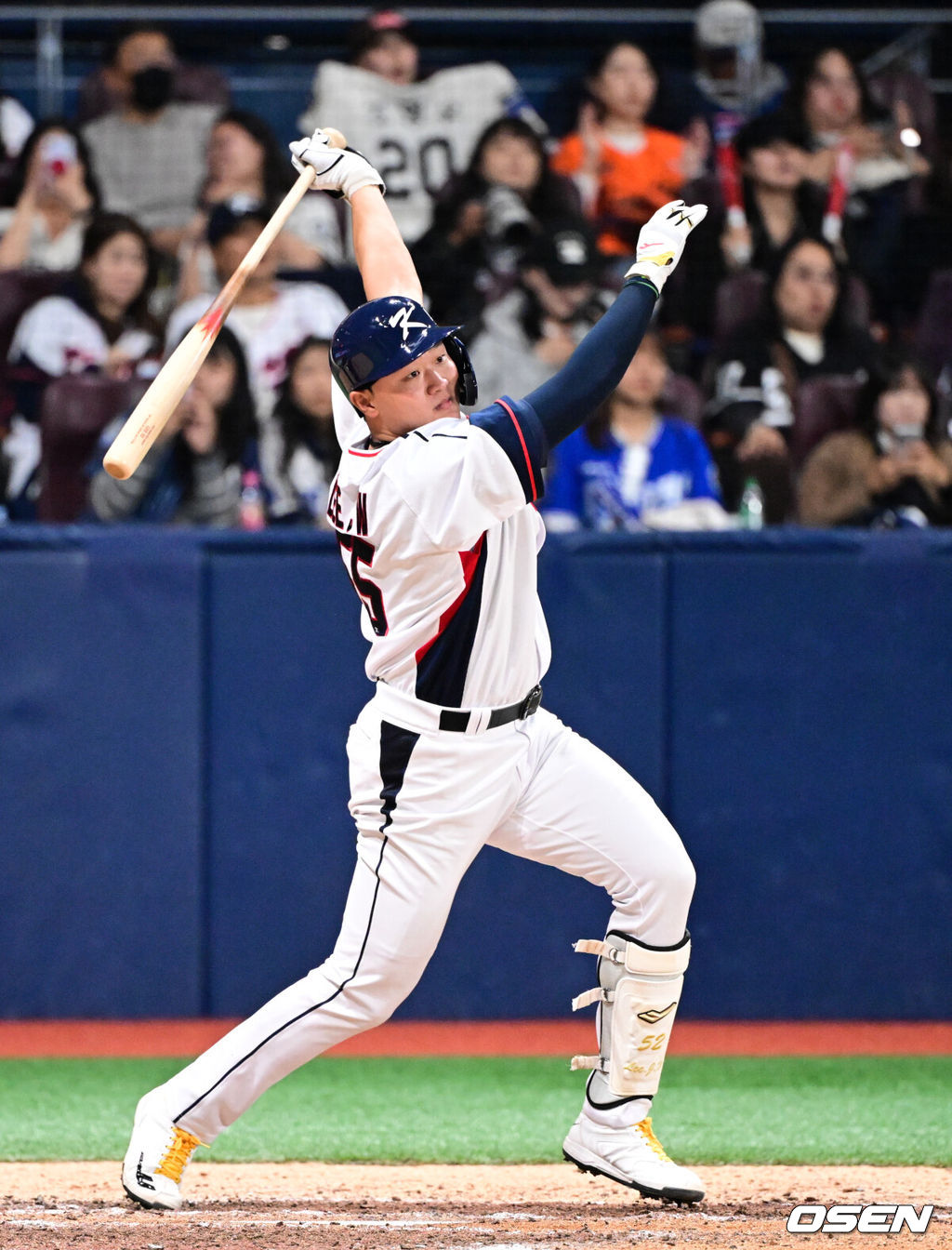 8일 서울 구로구 고척스카이돔에서 ‘2025 NAVER K-BASEBALL SERIES’ 대한민국 야구 대표팀과 체코 야구 대표팀의 경기가 열렸다.한국은 8일과 9일 2025 K-베이스볼 시리즈 체코 대표팀과의 2경기를 시작으로 15일과 16일 양일에 걸쳐 도쿄돔에서 일본 대표팀과 2경기를 치른다. 8회말 2사 1,2루에서 한국 이재원이 1타점 2루타를 날리고 있다. 이후 런다운에 걸리며 태그아웃. 2025.11.08 /cej@osen.co.kr