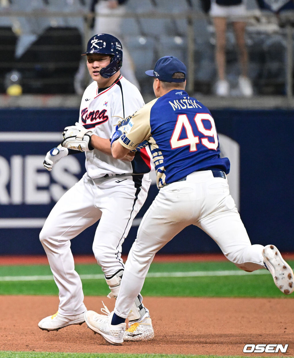 8일 서울 구로구 고척스카이돔에서 ‘2025 NAVER K-BASEBALL SERIES’ 대한민국 야구 대표팀과 체코 야구 대표팀의 경기가 열렸다.한국은 8일과 9일 2025 K-베이스볼 시리즈 체코 대표팀과의 2경기를 시작으로 15일과 16일 양일에 걸쳐 도쿄돔에서 일본 대표팀과 2경기를 치른다. 8회말 2사 1,2루에서 한국 이재원이 1타점 2루타를 날린 뒤 런다운에 걸려 태그아웃 당하고 있다. 2025.11.08 /cej@osen.co.kr