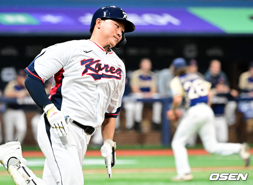 8일 서울 구로구 고척스카이돔에서 ‘2025 NAVER K-BASEBALL SERIES’ 대한민국 야구 대표팀과 체코 야구 대표팀의 경기가 열렸다.한국은 8일과 9일 2025 K-베이스볼 시리즈 체코 대표팀과의 2경기를 시작으로 15일과 16일 양일에 걸쳐 도쿄돔에서 일본 대표팀과 2경기를 치른다. 8회말 2사 1,2루에서 한국 이재원이 1타점 2루타를 날리고 있다. 이후 런다운에 걸리며 태그아웃. 2025.11.08 /cej@osen.co.kr