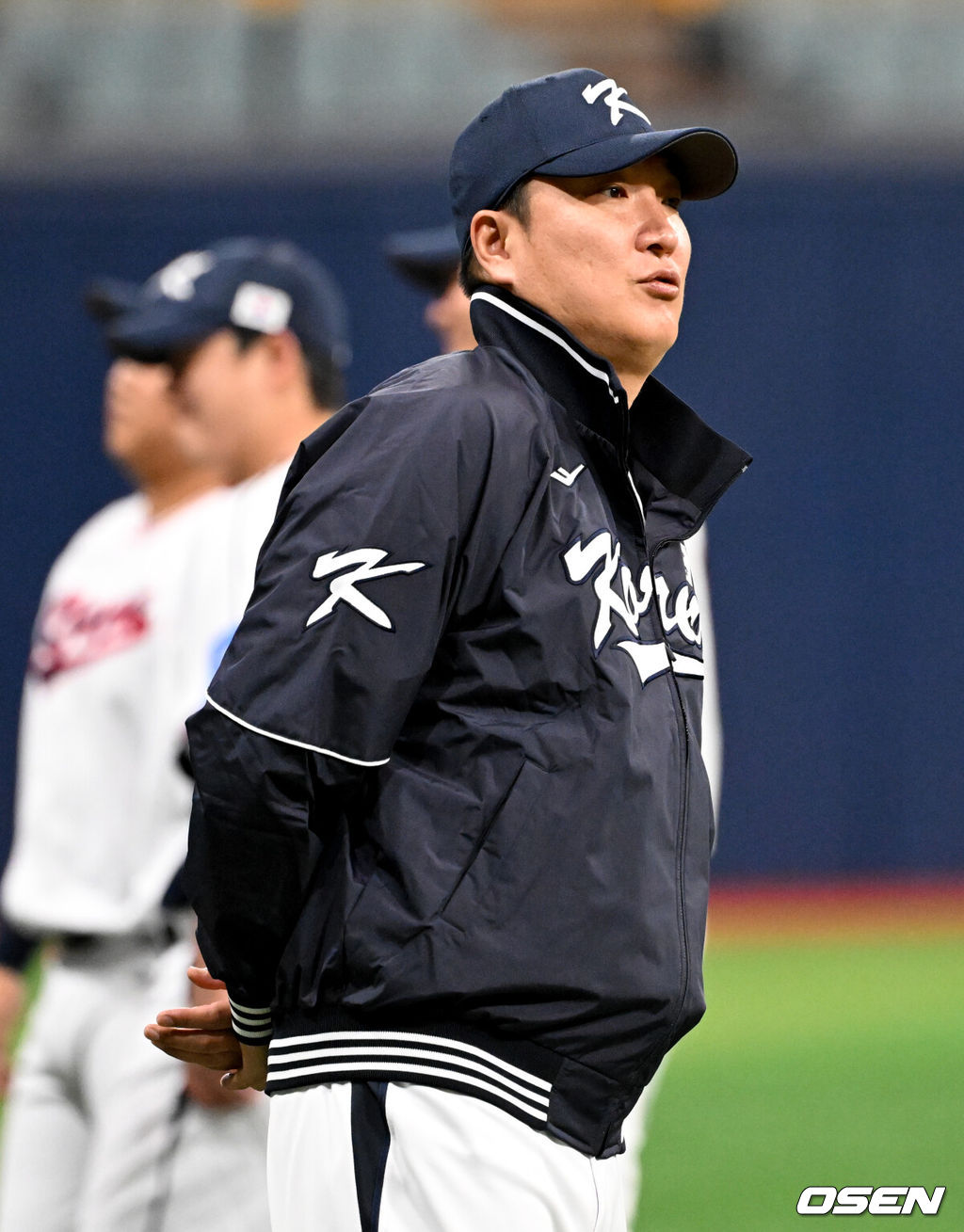 류지현 감독이 이끄는 야구 대표팀이 4일 고척스카이돔에서 훈련을 진행했다.대표팀은 오는 8일과 9일 고척스카이돔에서 열리는 2025 K-베이스볼 시리즈 체코 대표팀과의 2경기를 시작으로 15일과 16일 양일에 걸쳐 도쿄돔에서 일본 대표팀과 2경기를 치른다.  야구대표팀 이진영 코치가 훈련을 지켜보고 있다. 2025.11.04 /cej@osen.co.kr