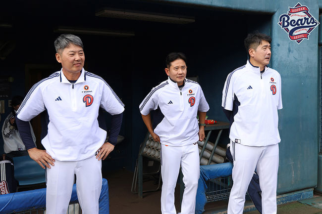 왼쪽부터 김원형 감독-손시헌 QC코치-홍원기 수석코치 / 두산 베어스 제공