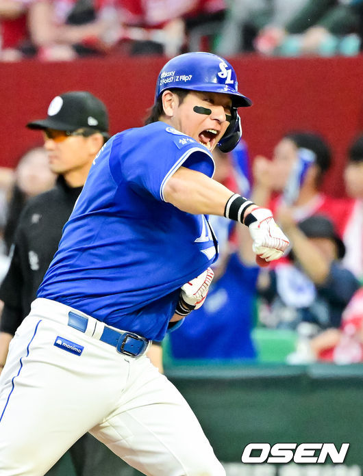 [OSEN=인천, 박준형 기자] 11일 인천 SSG랜더스필드에서 ‘2025 신한 SOL뱅크 KBO리그’ 준플레이오프(5전 3선승제) 2차전 SSG 랜더스와 삼성 라이온즈의 경기가 열렸다.SSG는 김건우, 삼성은 헤르손 가라비토를 선발 투수로 내세웠다.9회초 1사 2루 삼성 강민호가 동점 1타점 적시타를 날린뒤 환호하고 있다.    2025.10.11 / soul1014@osen.co.kr