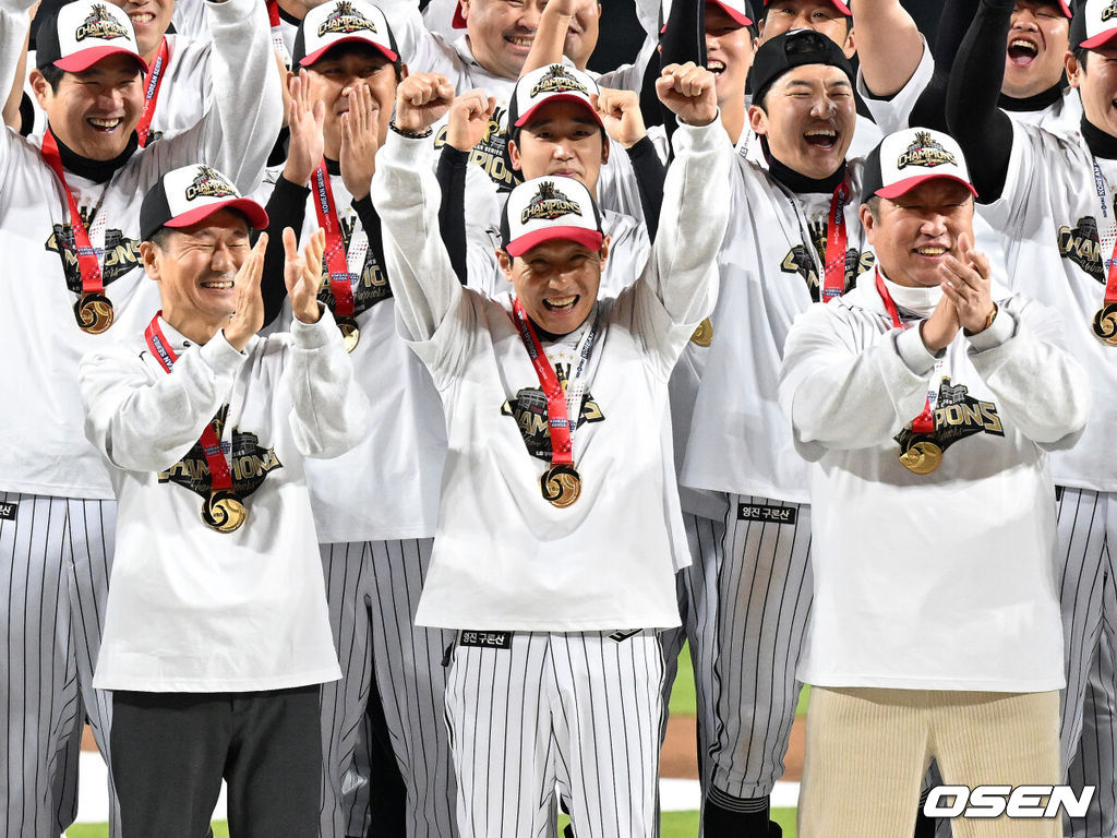 2025시즌 우승팀은 무적 LG 트윈스다. 프로야구 LG 트윈스는 31일 대전 한화생명볼파크에서 열린 2025 신한 SOL뱅크 KBO 한국시리즈(7전 4선승제) 한화 이글스와의 5차전에서 4-1로 승리했다.정규시즌 1위 LG는 시리즈 전적 4승 1패로 통합우승 금자탑을 쌓았다. LG의 통합우승은 1990년, 1994년, 2023년에 이은 통산 4번째로, 염경엽 감독은 2023년 부임 후 3년 사이 팀을 두 차례나 정상에 올려놓는 위대한 업적을 달성했다. 2023년 1위, 2024년 3위, 2025년 1위로 KBO리그에 트윈스 왕조 시대를 활짝 열었다. LG 김인석 대표이사, 염경엽 감독, 차명석 단장이 우승의 기쁨을 나누고 있다. 2025.10.31 /sunday@osen.co.kr