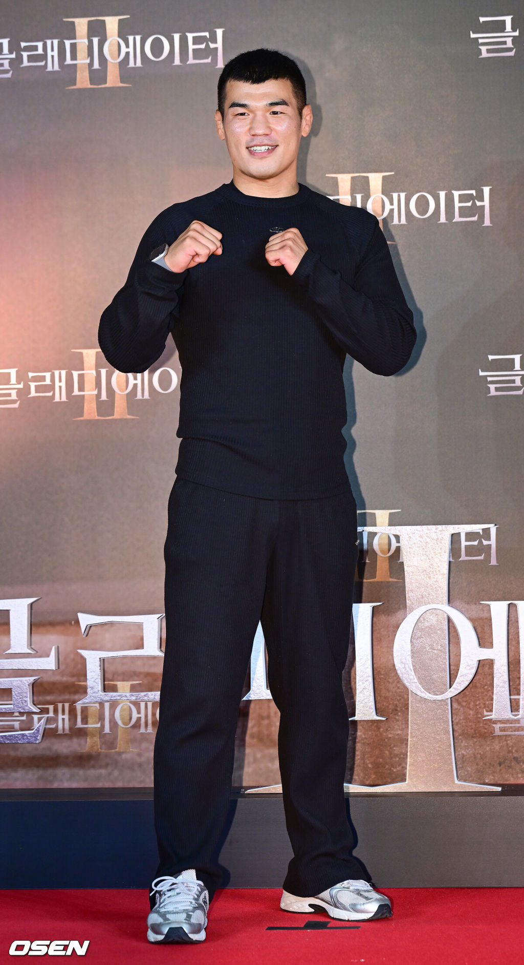 5일 오후 서울 용산구 한강대로 CGV 용산아이파크몰에서 영화 ‘글래디에이터2’ VIP 시사회가 열렸다. 영화 '글래디에이터 2’는 막시무스의 죽음으로부터 20여 년 후, 콜로세움에서 로마의 운명을 건 결투를 벌이는 루시우스의 이야기를 그렸다.격투기선수 고석현이 포토타임을 갖고 있다. 2024.11.05 / ksl0919@osen.co.kr