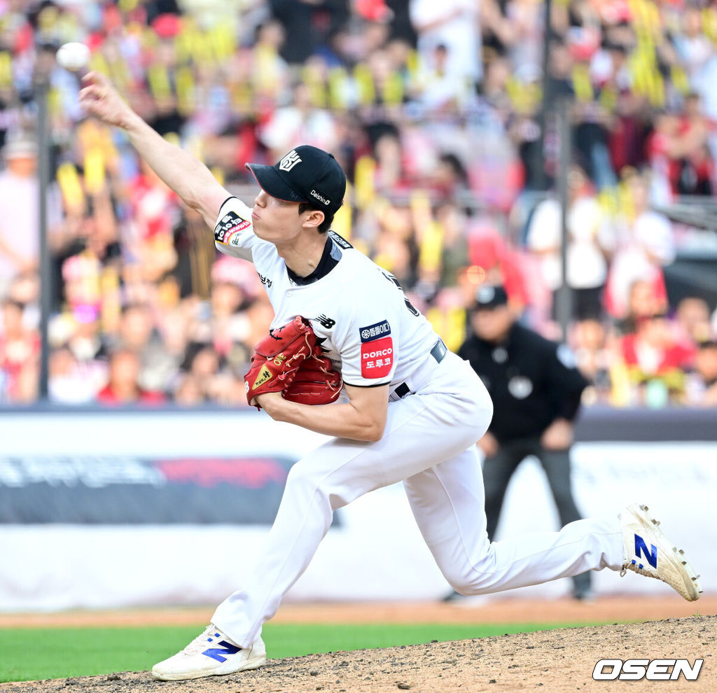 1일 수원 KT위즈파크에서 ‘2025 신한 SOL Bank KBO리그’ KT 위즈와 KIA 타이거즈의 경기가 열렸다.홈팀 KT는 조이현, 방문팀 KIA는 애덤 올러를 선발로 내세웠다.5회초 마운드에 오른 KT 원상현이 힘차게 공을 뿌리고 있다. 2025.06.01 / dreamer@osen.co.kr