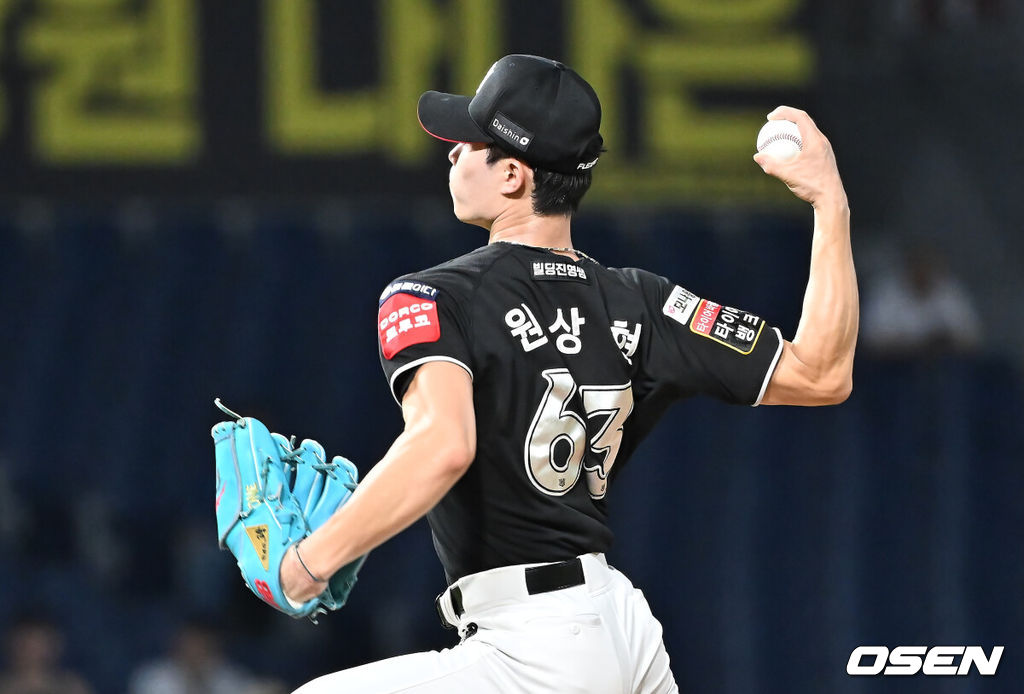 24일 창원NC파크에서 2025 신한 SOL 뱅크 KBO 리그 NC 다이노스와 KT 위즈의 경기가 열렸다. 홈팀 NC는 목지훈이, 방문팀 KT는 배제성이 선발 출전했다. KT 위즈 원상현이 역투하고 있다. 2025.07.24 / foto0307@osen.co.kr