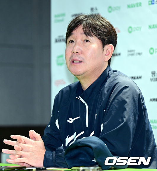 [OSEN=고척, 최규한 기자] 8일 서울 구로구 고척스카이돔에서 ‘2025 NAVER K-BASEBALL SERIES’ 대한민국 야구 대표팀과 체코 야구 대표팀의 평가전이 열린다.한국은 9일 2025 K-베이스볼 시리즈 체코 대표팀과의 경기에 이어 오는 15일과 16일 양일에 걸쳐 도쿄돔에서 일본 대표팀과 2경기를 치른다. 류지현 대표팀 감독이 취재진과 질의응답 시간을 갖고 있다. 2025.11.09 / dreamer@osen.co.kr