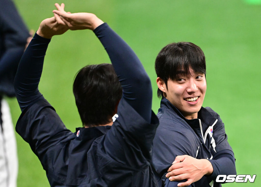 류지현 감독이 이끄는 야구 대표팀이 7일 고척스카이돔에서 훈련을 진행했다.대표팀은 오는 8일과 9일 고척스카이돔에서 열리는 2025 K-베이스볼 시리즈 체코 대표팀과의 2경기를 시작으로 15일과 16일 양일에 걸쳐 도쿄돔에서 일본 대표팀과 2경기를 치른다. 야구 대표팀 원태인이 몸을 풀고 있다. 2025.11.07 /cej@osen.co.kr