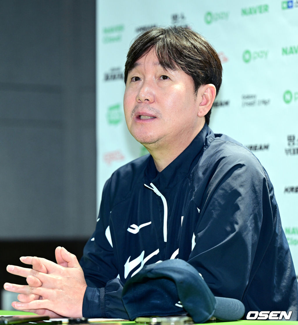 8일 서울 구로구 고척스카이돔에서 ‘2025 NAVER K-BASEBALL SERIES’ 대한민국 야구 대표팀과 체코 야구 대표팀의 평가전이 열린다.한국은 9일 2025 K-베이스볼 시리즈 체코 대표팀과의 경기에 이어 오는 15일과 16일 양일에 걸쳐 도쿄돔에서 일본 대표팀과 2경기를 치른다. 류지현 대표팀 감독이 취재진과 질의응답 시간을 갖고 있다. 2025.11.09 / dreamer@osen.co.kr