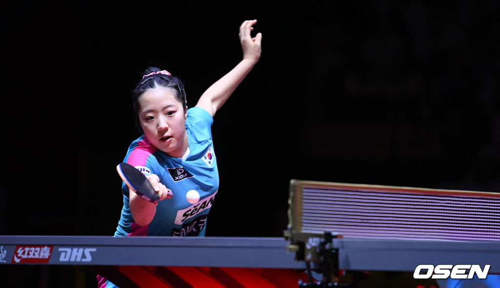 신유빈이 22일(현지시간) 카타르 도하 루사일 아레나에서 열린 2025 국제탁구연맹(ITTF) 세계선수권대회 여자단식 16강 중국 쑨잉사와 경기를 펼치고 있다. 2025. 5. 22.  사진공동취재단 