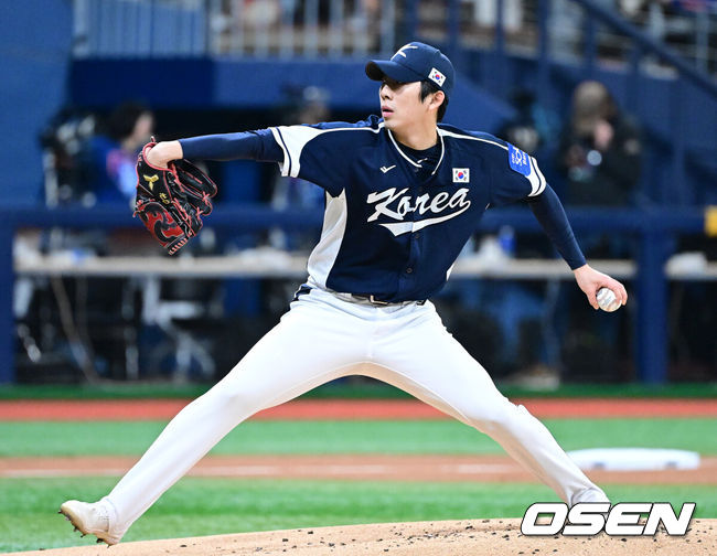 [OSEN=고척, 최규한 기자] 9일 서울 구로구 고척스카이돔에서 ‘2025 NAVER K-BASEBALL SERIES’ 대한민국 야구 대표팀과 체코 야구 대표팀의 평가전이 열렸다.한국은 9일 2025 K-베이스볼 시리즈 체코 대표팀과의 경기에 이어 오는 15일과 16일 양일에 걸쳐 도쿄돔에서 일본 대표팀과 2경기를 치른다. 1회말 한국 선발 오원석이 힘차게 공을 뿌리고 있다. 2025.11.09 / dreamer@osen.co.kr