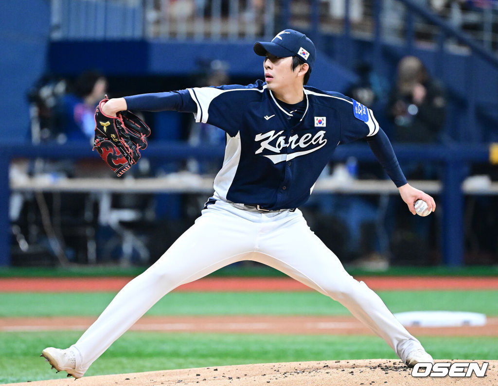 9일 서울 구로구 고척스카이돔에서 ‘2025 NAVER K-BASEBALL SERIES’ 대한민국 야구 대표팀과 체코 야구 대표팀의 평가전이 열렸다.한국은 9일 2025 K-베이스볼 시리즈 체코 대표팀과의 경기에 이어 오는 15일과 16일 양일에 걸쳐 도쿄돔에서 일본 대표팀과 2경기를 치른다. 1회말 한국 선발 오원석이 힘차게 공을 뿌리고 있다. 2025.11.09 / dreamer@osen.co.kr