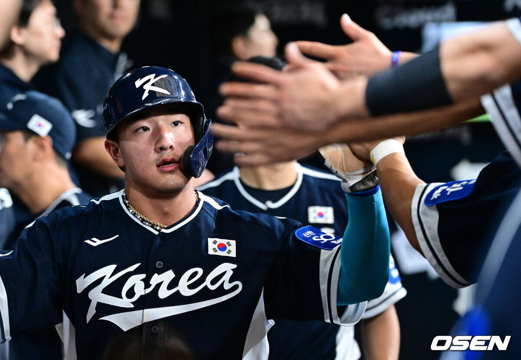 9일 서울 구로구 고척스카이돔에서 ‘2025 NAVER K-BASEBALL SERIES’ 대한민국 야구 대표팀과 체코 야구 대표팀의 평가전이 열렸다.한국은 9일 2025 K-베이스볼 시리즈 체코 대표팀과의 경기에 이어 오는 15일과 16일 양일에 걸쳐 도쿄돔에서 일본 대표팀과 2경기를 치른다. 3회초 1사 1, 3루 상황 한국 문보경의 내야 땅볼 때 득점을 올린 안현민이 더그아웃 동료들과 인사를 나누고 있다. 2025.11.09 / dreamer@osen.co.kr