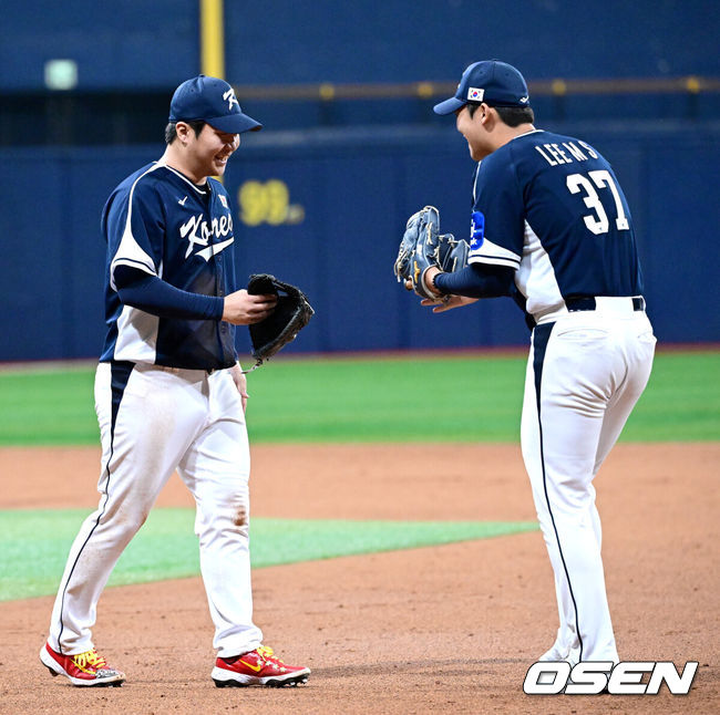 [OSEN=고척, 최규한 기자] 9일 서울 구로구 고척스카이돔에서 ‘2025 NAVER K-BASEBALL SERIES’ 대한민국 야구 대표팀과 체코 야구 대표팀의 평가전이 열렸다.한국은 9일 2025 K-베이스볼 시리즈 체코 대표팀과의 경기에 이어 오는 15일과 16일 양일에 걸쳐 도쿄돔에서 일본 대표팀과 2경기를 치른다. 3회말 무사 선두타자로 나선 체코 윈클러의 땅볼 타구를 잡아낸 한국 1루수 문보경이 투수 이민석과 인사를 나누고 있다. 2025.11.09 / dreamer@osen.co.kr