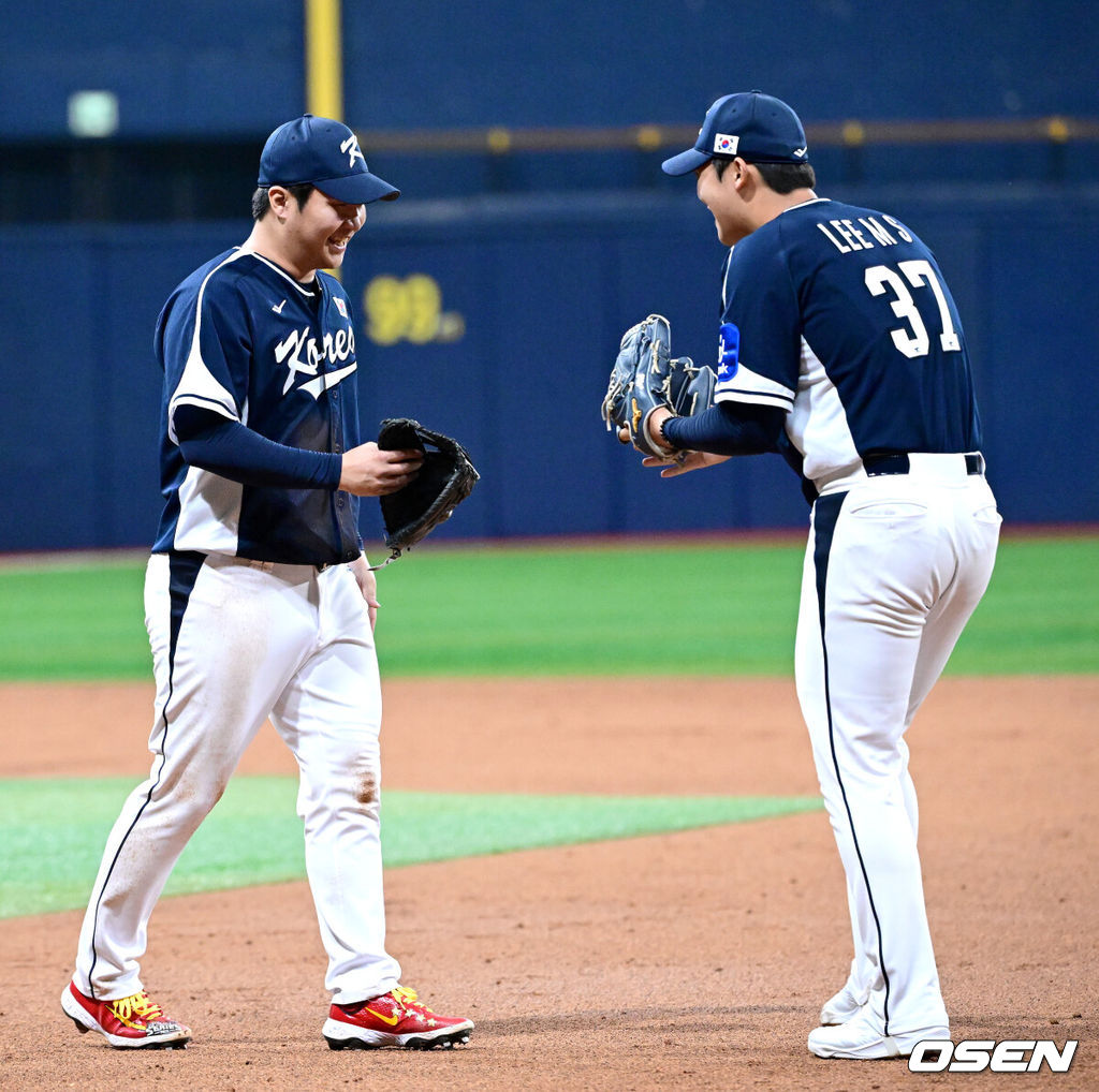 9일 서울 구로구 고척스카이돔에서 ‘2025 NAVER K-BASEBALL SERIES’ 대한민국 야구 대표팀과 체코 야구 대표팀의 평가전이 열렸다.한국은 9일 2025 K-베이스볼 시리즈 체코 대표팀과의 경기에 이어 오는 15일과 16일 양일에 걸쳐 도쿄돔에서 일본 대표팀과 2경기를 치른다. 3회말 무사 선두타자로 나선 체코 윈클러의 땅볼 타구를 잡아낸 한국 1루수 문보경이 투수 이민석과 인사를 나누고 있다. 2025.11.09 / dreamer@osen.co.kr