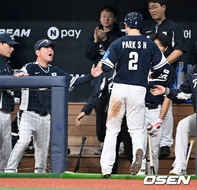 [OSEN=고척, 민경훈 기자] 9일 서울 구로구 고척스카이돔에서 ‘2025 NAVER K-BASEBALL SERIES’ 대한민국 야구 대표팀과 체코 야구 대표팀의 평가전이 열렸다.한국은 9일 2025 K-베이스볼 시리즈 체코 대표팀과의 경기에 이어 오는 15일과 16일 양일에 걸쳐 도쿄돔에서 일본 대표팀과 2경기를 치른다. 4회초 2사 주자 1,3루 한국 신민재의 우중간 1타점 적시타때 홈을 밟은 박성한이 덕아웃에서 류지현 감독과 하이파이브를 하고 있다.. 2025.11.09 / rumi@osen.co.kr