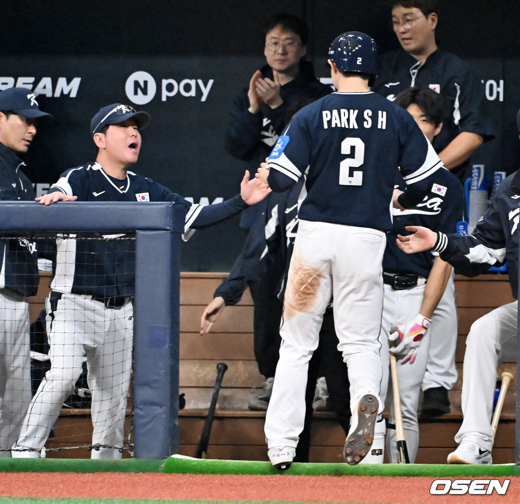 9일 서울 구로구 고척스카이돔에서 ‘2025 NAVER K-BASEBALL SERIES’ 대한민국 야구 대표팀과 체코 야구 대표팀의 평가전이 열렸다.한국은 9일 2025 K-베이스볼 시리즈 체코 대표팀과의 경기에 이어 오는 15일과 16일 양일에 걸쳐 도쿄돔에서 일본 대표팀과 2경기를 치른다. 4회초 2사 주자 1,3루 한국 신민재의 우중간 1타점 적시타때 홈을 밟은 박성한이 덕아웃에서 류지현 감독과 하이파이브를 하고 있다.. 2025.11.09 / rumi@osen.co.kr