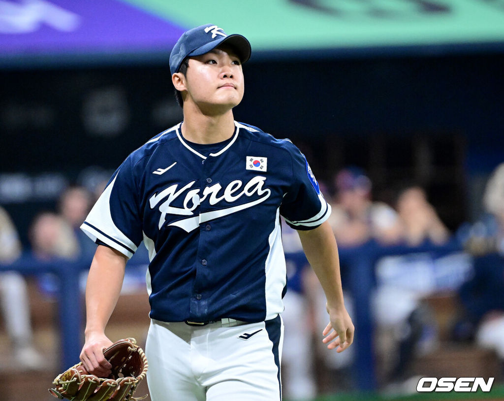 9일 서울 구로구 고척스카이돔에서 ‘2025 NAVER K-BASEBALL SERIES’ 대한민국 야구 대표팀과 체코 야구 대표팀의 평가전이 열렸다.한국은 9일 2025 K-베이스볼 시리즈 체코 대표팀과의 경기에 이어 오는 15일과 16일 양일에 걸쳐 도쿄돔에서 일본 대표팀과 2경기를 치른다. 5회말 2사 1, 3루 상황 마운드에 오른 대표팀 투수 정우주가 삼진으로 이닝을 막아낸 뒤 더그아웃으로 향하고 있다. 2025.11.09 / dreamer@osen.co.kr