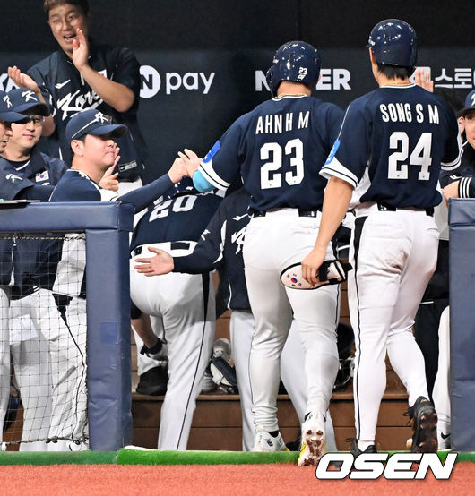 [OSEN=고척, 민경훈 기자] 9일 서울 구로구 고척스카이돔에서 ‘2025 NAVER K-BASEBALL SERIES’ 대한민국 야구 대표팀과 체코 야구 대표팀의 평가전이 열렸다.한국은 9일 2025 K-베이스볼 시리즈 체코 대표팀과의 경기에 이어 오는 15일과 16일 양일에 걸쳐 도쿄돔에서 일본 대표팀과 2경기를 치른다. 6회초 2사 만루 상황 한국 문현빈의 달아나는 2타점 적시타때 홈을 밟은 안현민과 송성문이 덕아웃에서 류지현 감독과 하이파이브를 하고 있다.  2025.11.09 / rumi@osen.co.kr