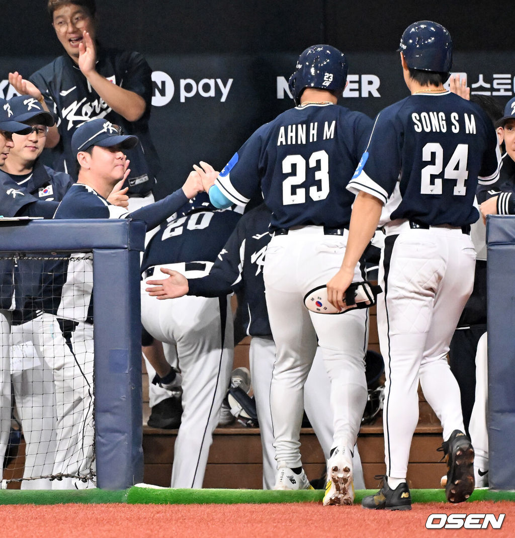 9일 서울 구로구 고척스카이돔에서 ‘2025 NAVER K-BASEBALL SERIES’ 대한민국 야구 대표팀과 체코 야구 대표팀의 평가전이 열렸다.한국은 9일 2025 K-베이스볼 시리즈 체코 대표팀과의 경기에 이어 오는 15일과 16일 양일에 걸쳐 도쿄돔에서 일본 대표팀과 2경기를 치른다. 6회초 2사 만루 상황 한국 문현빈의 달아나는 2타점 적시타때 홈을 밟은 안현민과 송성문이 덕아웃에서 류지현 감독과 하이파이브를 하고 있다.  2025.11.09 / rumi@osen.co.kr