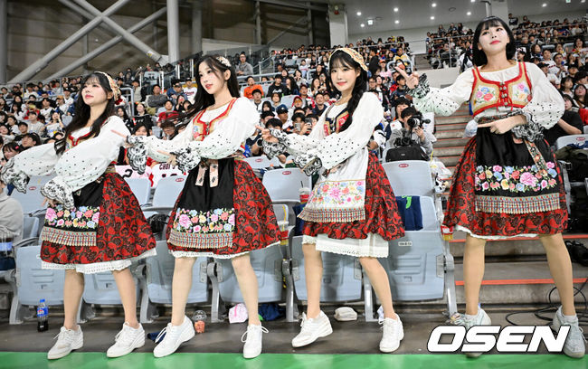 [OSEN=고척, 민경훈 기자] 9일 서울 구로구 고척스카이돔에서 ‘2025 NAVER K-BASEBALL SERIES’ 대한민국 야구 대표팀과 체코 야구 대표팀의 평가전이 열렸다.한국은 9일 2025 K-베이스볼 시리즈 체코 대표팀과의 경기에 이어 오는 15일과 16일 양일에 걸쳐 도쿄돔에서 일본 대표팀과 2경기를 치른다. 강수경, 이주은, 최홍라, 차영현 치어리더가 응원을 하고 있다.  2025.11.09 / rumi@osen.co.kr