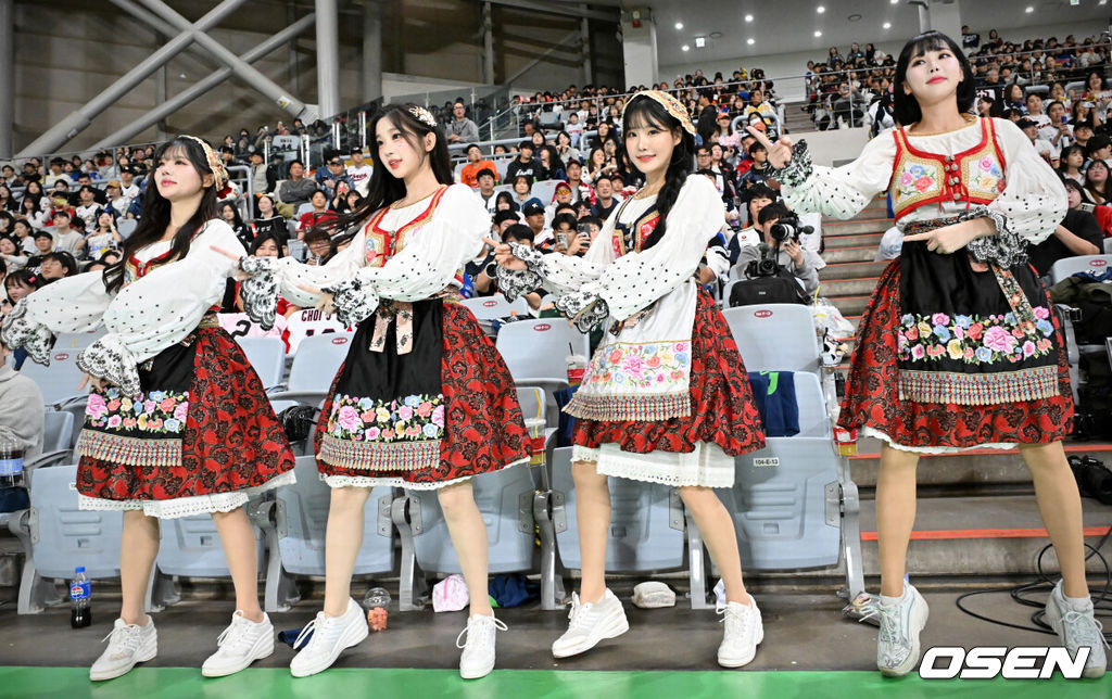 9일 서울 구로구 고척스카이돔에서 ‘2025 NAVER K-BASEBALL SERIES’ 대한민국 야구 대표팀과 체코 야구 대표팀의 평가전이 열렸다.한국은 9일 2025 K-베이스볼 시리즈 체코 대표팀과의 경기에 이어 오는 15일과 16일 양일에 걸쳐 도쿄돔에서 일본 대표팀과 2경기를 치른다. 강수경, 이주은, 최홍라, 차영현 치어리더가 응원을 하고 있다.  2025.11.09 / rumi@osen.co.kr