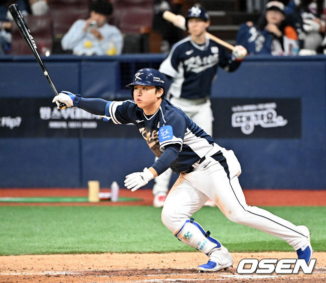 [OSEN=고척, 민경훈 기자] 9일 서울 구로구 고척스카이돔에서 ‘2025 NAVER K-BASEBALL SERIES’ 대한민국 야구 대표팀과 체코 야구 대표팀의 평가전이 열렸다.한국은 9일 2025 K-베이스볼 시리즈 체코 대표팀과의 경기에 이어 오는 15일과 16일 양일에 걸쳐 도쿄돔에서 일본 대표팀과 2경기를 치른다. 6회초 2사 만루 상황 한국 문현빈이 달아나는 2타점 적시타를 날리고 있다.  2025.11.09 / rumi@osen.co.kr