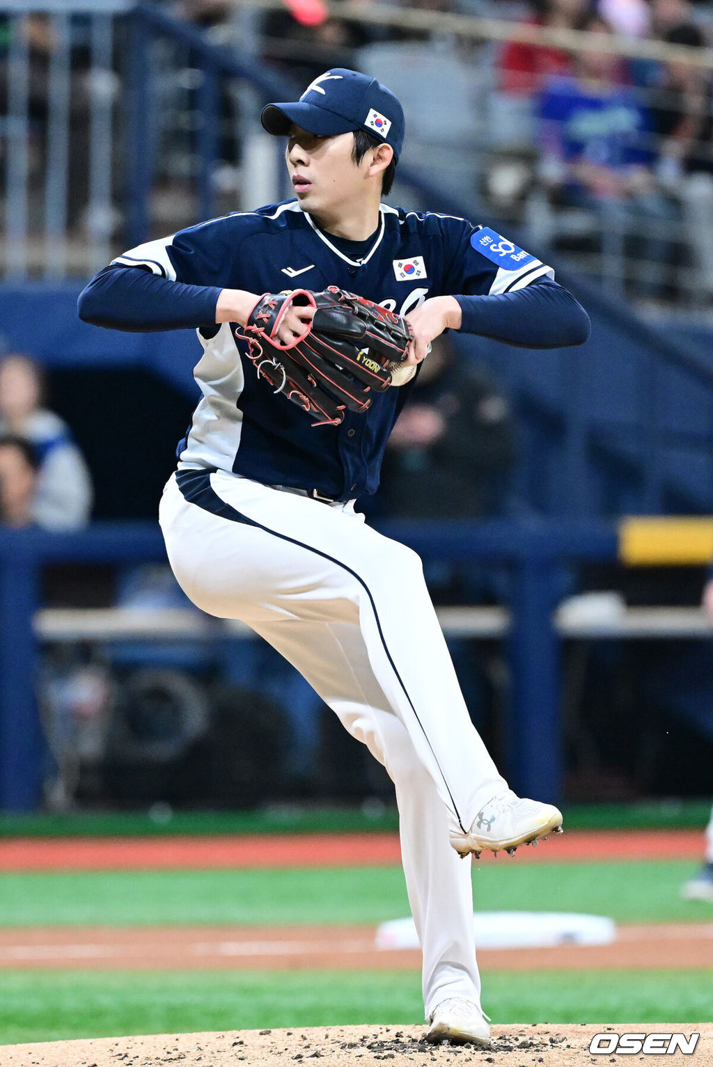 9일 서울 구로구 고척스카이돔에서 ‘2025 NAVER K-BASEBALL SERIES’ 대한민국 야구 대표팀과 체코 야구 대표팀의 평가전이 열렸다.한국은 9일 2025 K-베이스볼 시리즈 체코 대표팀과의 경기에 이어 오는 15일과 16일 양일에 걸쳐 도쿄돔에서 일본 대표팀과 2경기를 치른다. 1회말 한국 선발 오원석이 힘차게 공을 뿌리고 있다. 2025.11.09 / dreamer@osen.co.kr