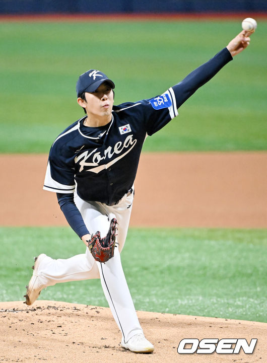 [OSEN=고척, 민경훈 기자] 9일 서울 구로구 고척스카이돔에서 ‘2025 NAVER K-BASEBALL SERIES’ 2차전 대한민국 야구 대표팀과 체코 야구 대표팀의 평가전이 열렸다.한국은 9일 2025 K-베이스볼 시리즈 체코 대표팀과의 경기에 이어 오는 15일과 16일 양일에 걸쳐 도쿄돔에서 일본 대표팀과 2경기를 치른다. 한국 선발 오원석이 힘차게 공을 뿌리고 있다. 2025.11.09 / rumi@osen.co.kr