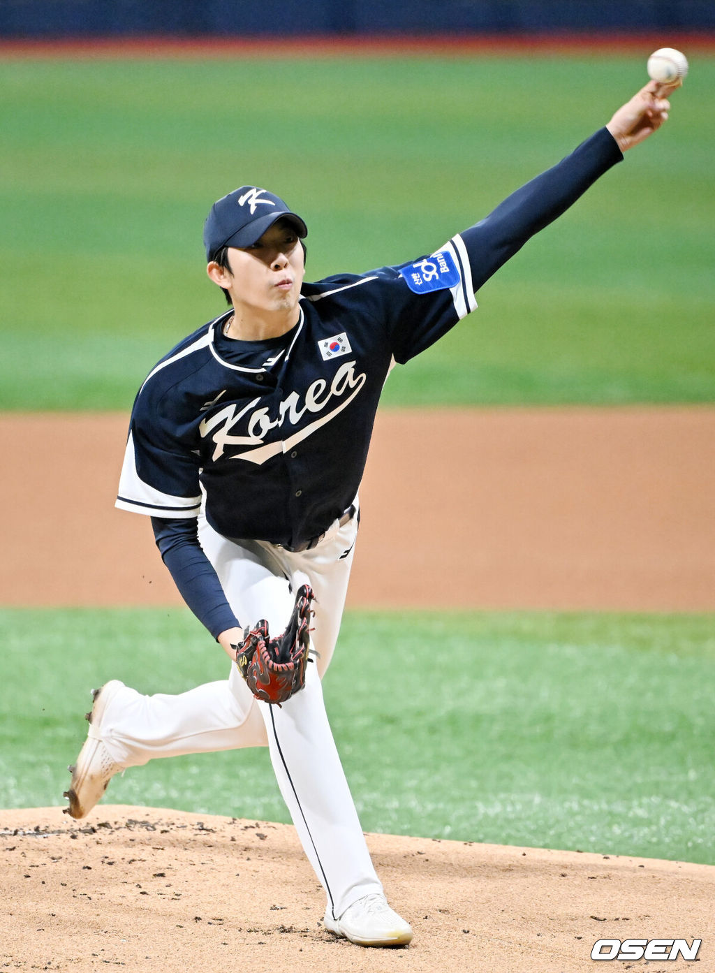 9일 서울 구로구 고척스카이돔에서 ‘2025 NAVER K-BASEBALL SERIES’ 2차전 대한민국 야구 대표팀과 체코 야구 대표팀의 평가전이 열렸다.한국은 9일 2025 K-베이스볼 시리즈 체코 대표팀과의 경기에 이어 오는 15일과 16일 양일에 걸쳐 도쿄돔에서 일본 대표팀과 2경기를 치른다. 한국 선발 오원석이 힘차게 공을 뿌리고 있다. 2025.11.09 / rumi@osen.co.kr