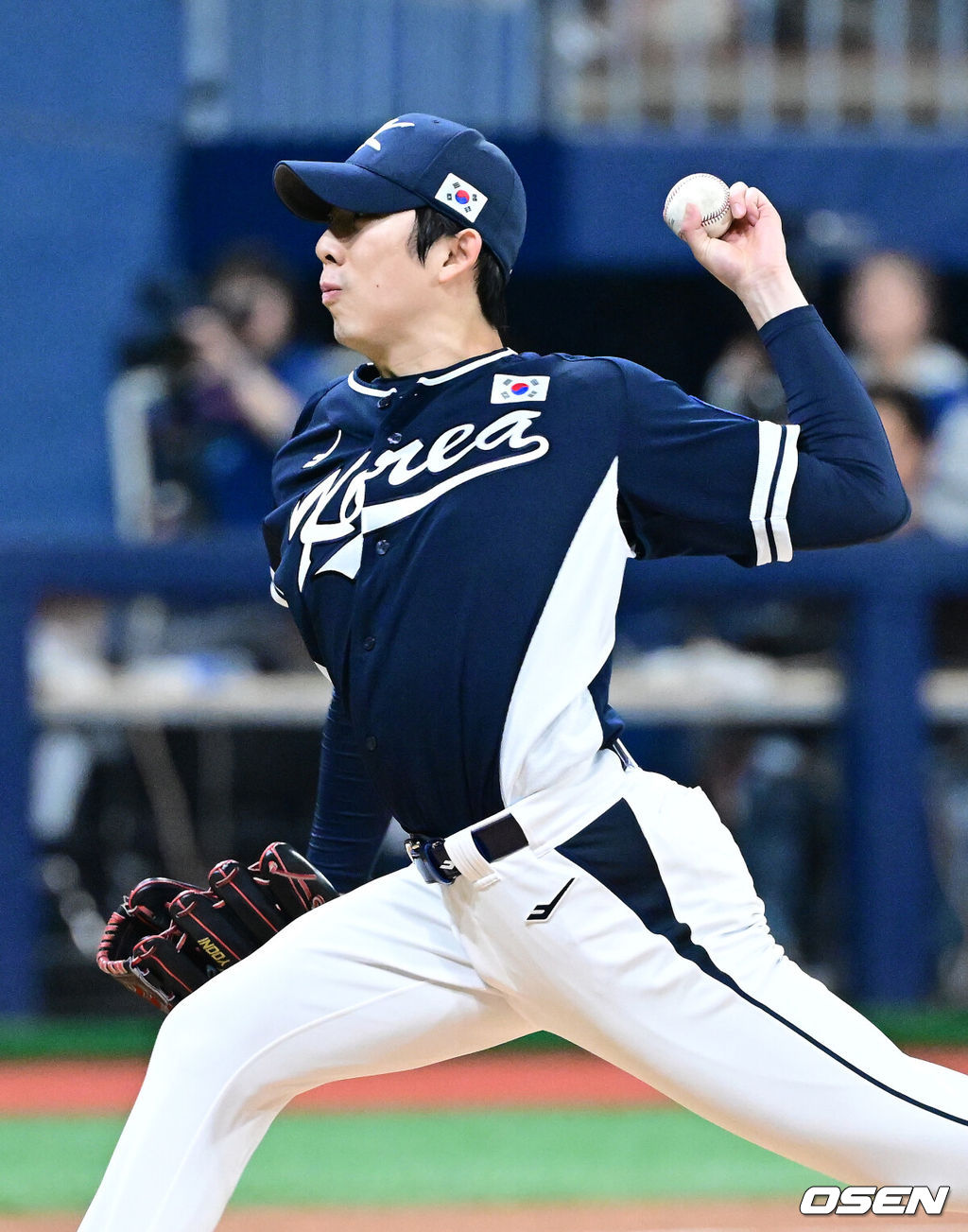 9일 서울 구로구 고척스카이돔에서 ‘2025 NAVER K-BASEBALL SERIES’ 대한민국 야구 대표팀과 체코 야구 대표팀의 평가전이 열렸다.한국은 9일 2025 K-베이스볼 시리즈 체코 대표팀과의 경기에 이어 오는 15일과 16일 양일에 걸쳐 도쿄돔에서 일본 대표팀과 2경기를 치른다. 1회말 한국 선발 오원석이 힘차게 공을 뿌리고 있다. 2025.11.09 / dreamer@osen.co.kr