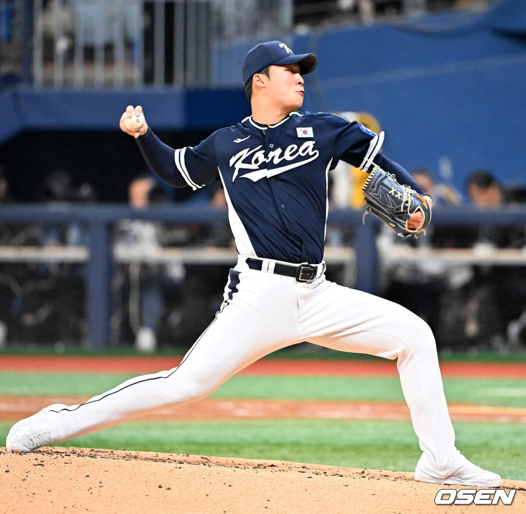 9일 서울 구로구 고척스카이돔에서 ‘2025 NAVER K-BASEBALL SERIES’ 대한민국 야구 대표팀과 체코 야구 대표팀의 평가전이 열렸다.한국은 9일 2025 K-베이스볼 시리즈 체코 대표팀과의 경기에 이어 오는 15일과 16일 양일에 걸쳐 도쿄돔에서 일본 대표팀과 2경기를 치른다. 3회말 마운드에 오른 한국 이민석이 힘차게 공을 뿌리고 있다. 2025.11.09 / rumi@osen.co.kr