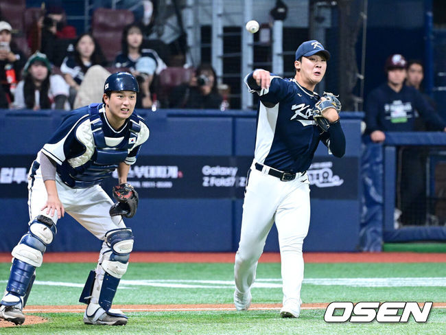 [OSEN=고척, 최규한 기자] 9일 서울 구로구 고척스카이돔에서 ‘2025 NAVER K-BASEBALL SERIES’ 대한민국 야구 대표팀과 체코 야구 대표팀의 평가전이 열렸다.한국은 9일 2025 K-베이스볼 시리즈 체코 대표팀과의 경기에 이어 오는 15일과 16일 양일에 걸쳐 도쿄돔에서 일본 대표팀과 2경기를 치른다. 4회초 1사 주자없는 상황 체코 신델카의 내야 안타 때 타구를 잡은 한국 투수 이민석이 1루로 송구하고 있다. 2025.11.09 / dreamer@osen.co.kr