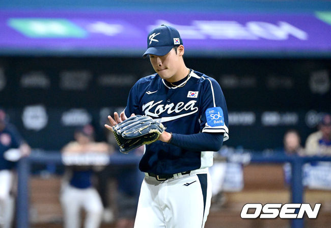 [OSEN=고척, 최규한 기자] 9일 서울 구로구 고척스카이돔에서 ‘2025 NAVER K-BASEBALL SERIES’ 대한민국 야구 대표팀과 체코 야구 대표팀의 평가전이 열렸다.한국은 9일 2025 K-베이스볼 시리즈 체코 대표팀과의 경기에 이어 오는 15일과 16일 양일에 걸쳐 도쿄돔에서 일본 대표팀과 2경기를 치른다. 4회초 체코 공격을 무실점으로 막아낸 한국 투수 이민석이 더그아웃으로 향하고 있다. 2025.11.09 / dreamer@osen.co.kr