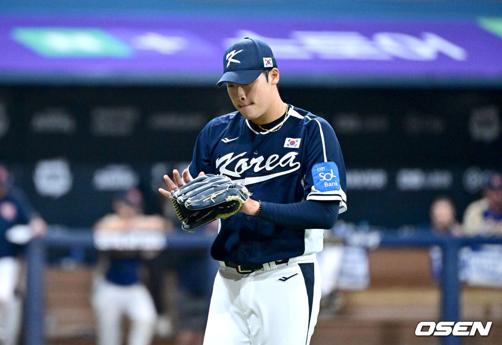 9일 서울 구로구 고척스카이돔에서 ‘2025 NAVER K-BASEBALL SERIES’ 대한민국 야구 대표팀과 체코 야구 대표팀의 평가전이 열렸다.한국은 9일 2025 K-베이스볼 시리즈 체코 대표팀과의 경기에 이어 오는 15일과 16일 양일에 걸쳐 도쿄돔에서 일본 대표팀과 2경기를 치른다. 4회초 체코 공격을 무실점으로 막아낸 한국 투수 이민석이 더그아웃으로 향하고 있다. 2025.11.09 / dreamer@osen.co.kr