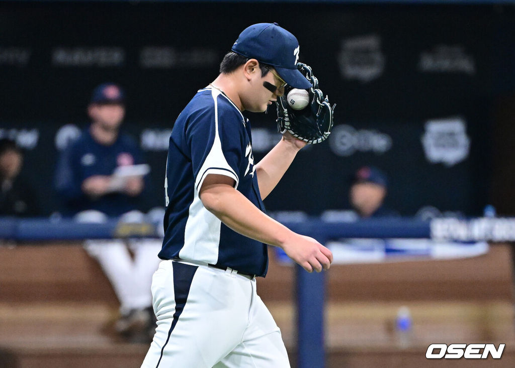 9일 서울 구로구 고척스카이돔에서 ‘2025 NAVER K-BASEBALL SERIES’ 대한민국 야구 대표팀과 체코 야구 대표팀의 평가전이 열렸다.한국은 9일 2025 K-베이스볼 시리즈 체코 대표팀과의 경기에 이어 오는 15일과 16일 양일에 걸쳐 도쿄돔에서 일본 대표팀과 2경기를 치른다. 5회말 2사 1, 3루 상황 체코 프로콥에게 적시타를 내준 한국 투수 김서현이 아쉬워하고 있다. 2025.11.09 / dreamer@osen.co.kr